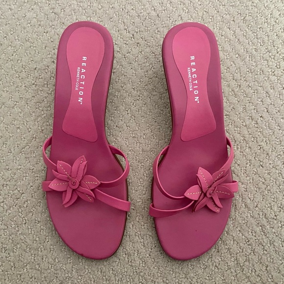 *MUST GO* VEUC Kenneth Cole Reaction Medium Pink Heels w/ Flower - Faux Leather - Picture 3 of 8